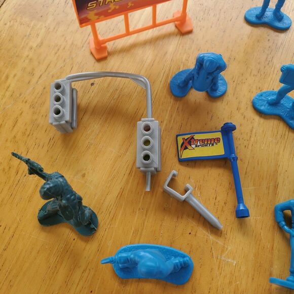 2011 Hot Wheels Pit Crew Figures Lot Of 22 With A Few Accessories - Picture 6 of 8